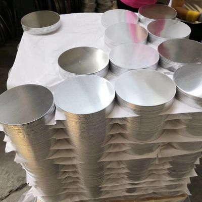 Yansıtıcı 0.7mm 0.8mm Alüminyum Yuvarlak Disk 1050 1060 1100 Tencere Özel Boyut Yüksek Düzlük Çapaksız Kenar Gıda Sınıfı
